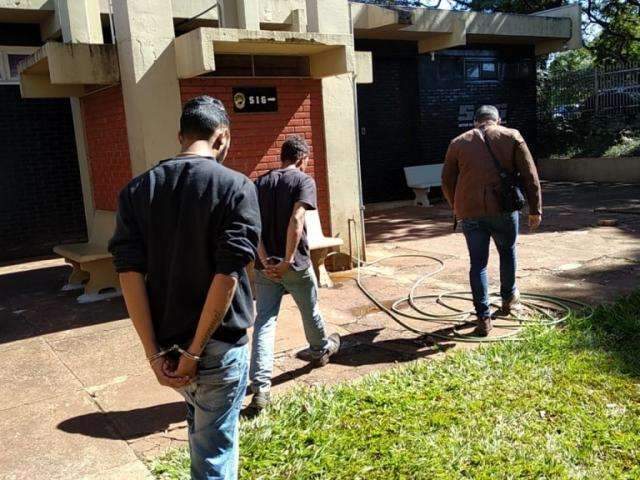 Dois s&atilde;o presos por assassinato de ex-presidi&aacute;rio perto de escola