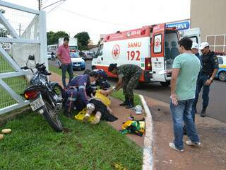 No primeiro acidente, motociclista sofreu ferimentos pelo corpo e teve que ser levado para a Santa Casa. (Fotos: Minamar Júnior)
