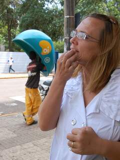 Silvana diz que orelhão acabou ficando de lado e só usa em caso de emergência. (Fotos: Simão Nogueira)