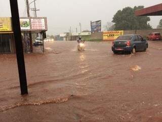Avenida no Centro de Maracaju ficou alagada por causa da forte chuva nesta quinta-feira (Foto: Tudo do MS)