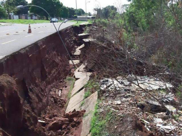 Temporal leva metade de cal&ccedil;ada e poste na Vila  S&iacute;lvia Regina 