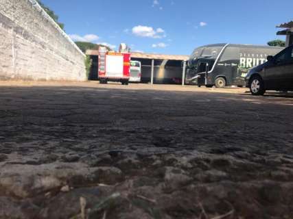 Motorista morre prensado contra muro por ônibus de dupla sertaneja 