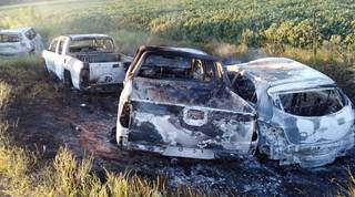 Carros usados em atentado foram queimados na margem da BR-463, próximo ao distrito de Sanga Puitã (Foto: Divulgação)