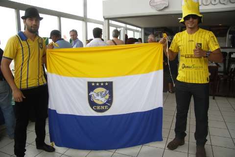 Cene embarca para desafio contra Coritiba e torcedores prestigiam no aeroporto