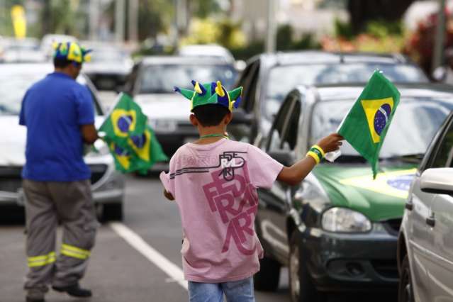 Lojas e shoppings param uma hora mais cedo para ver jogo amanh&atilde;