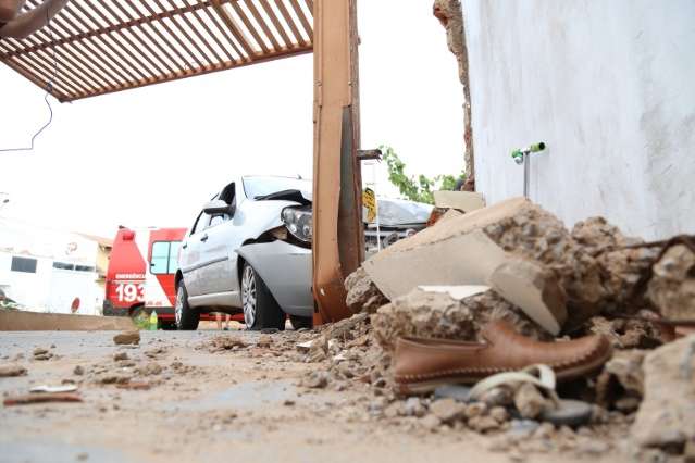 Mulher sem CNH perde controle de carro, atropela estudante e bate em muro