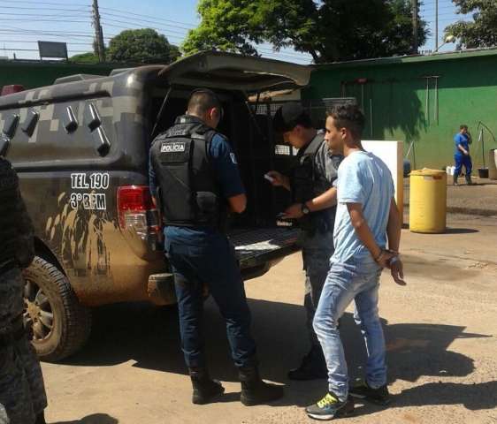 Rapaz de 19 anos &eacute; preso ap&oacute;s cachorro da PM farejar droga em &ocirc;nibus