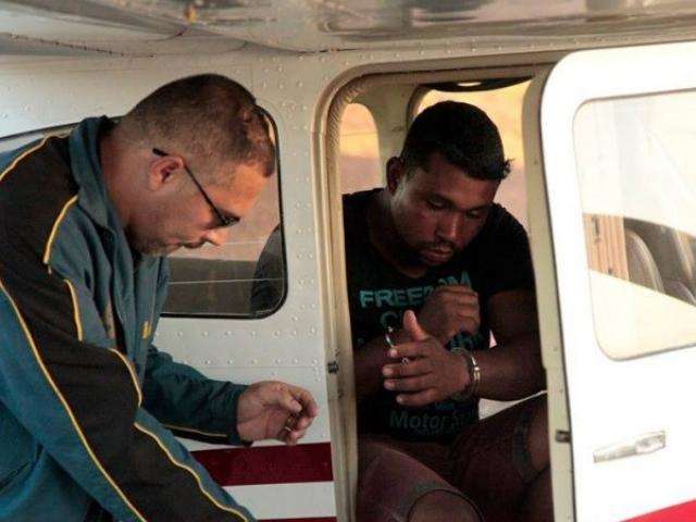 De avi&atilde;o, equipe da pol&iacute;cia vai a fazenda para prender autor de homic&iacute;dio