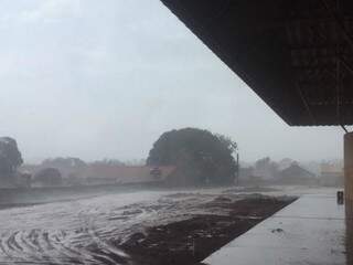 Chuva chegou a Campo Grande na tarde desta quinta-feira (Foto: Vinícius Echeverria)