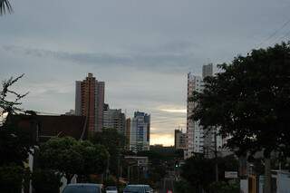 Céu em Campo Grande na manhã desta quinta-feira (Foto: Marlon Ganassin)