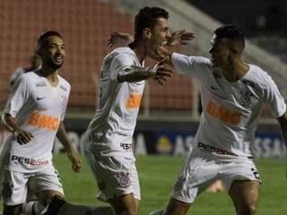 Danilo Avelar comemorando o seu gol em campo com os colegas de time. (Foto: Daniel Augusto Jr. / Agência Corinthians) 