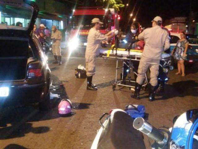 Mulher cai de ciclomotor e quase &eacute; atropelada por carro na Cal&oacute;geras