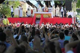 Multidão acompanha celebração religiosa no Centro da Capital (Foto: Marcos Ermínio)