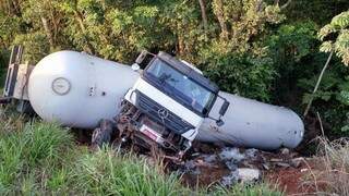 Caminhão tombou após passar por buraco na BR-306. Motorista e passageiro ficaram feridos. (Foto: Edição de Notícias/ Divulgação)