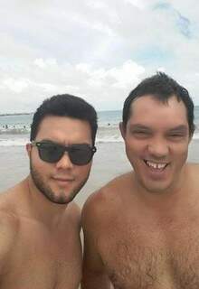 Jean Michel Araújo Affonso e o pai Luiz Carlos na praia (Foto: Arquivo pessoal)