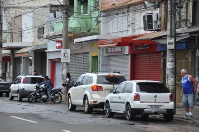 Com&eacute;rcio reabre parcialmente na manh&atilde; e servi&ccedil;os p&uacute;blicos s&oacute; a tarde