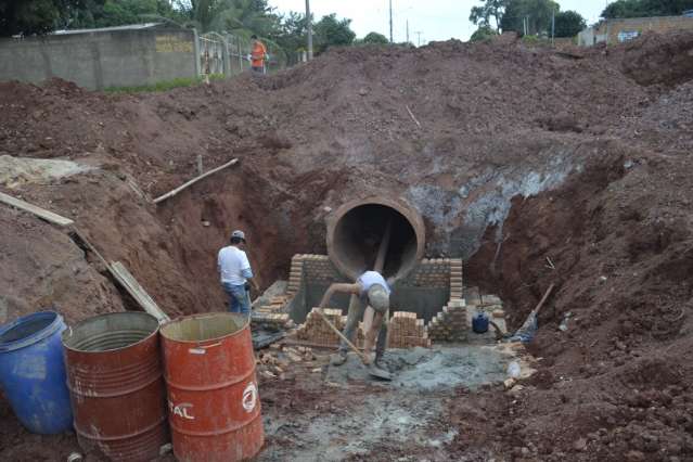 Obra de drenagem &quot;empacada&quot; causa acidentes no Caiob&aacute; I