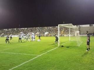 Clubes durante partida no Estádio Arthur Marinho (Foto: Reprodução/Corumbaense)