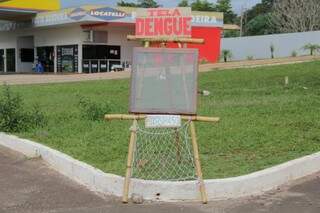 A placa foi colocada na rotatória da Interlagos no bairro Rita Vieira. (Foto: Marcos Ermínio)