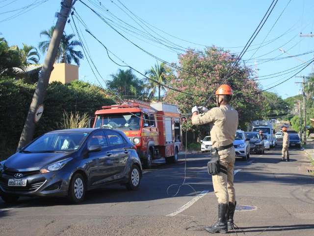 Poste fica curvado ap&oacute;s caminh&atilde;o enroscar em fios no Itanhang&aacute;
