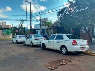 Taxistas apostam na fidelização dos clientes que não migraram para a Uber (Foto: Amanda Bogo)