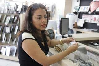 Ana Maria, como a maioria dos clientes, não consulta as notas após as compras(Foto: Cleber Gellio)