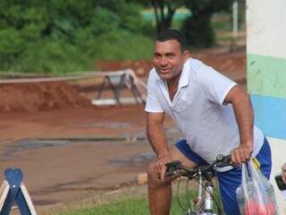 Edevanildo dos Santos relatou que caiu uma parte da passarela, mas dá para passar a pé e com bicicleta (Foto: Marcos Ermínio)