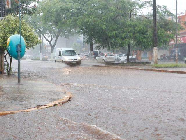 Temporal com chuva de 30 mil&iacute;metros e vento forte alaga ruas de Dourados