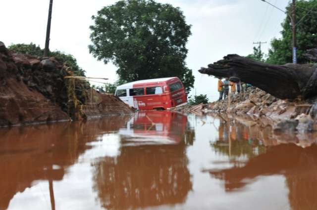 Kombi &eacute; arrastada por  8 metros durante chuvarada