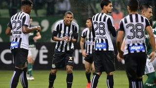 Jogadores do Santos em comemoração a vitória sob o Palmeiras (Foto: Marcos Ribolli/ Globo Esporte)