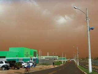 Nuvem de terra começou na zona rural e cobriu a cidade (Foto: Helio de Freitas)