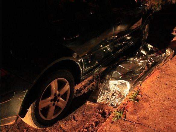 Jovem de 18 anos &eacute; morto a tiros em frente de casa durante a madrugada