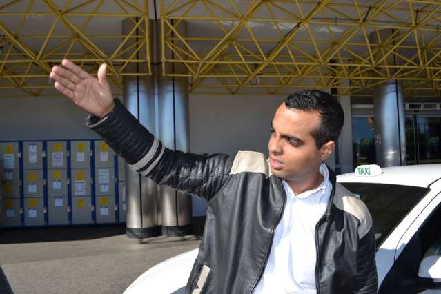 Taxistas denunciam &ldquo;invas&atilde;o&rdquo; de ve&iacute;culos na faixa exclusiva da Duque de Caxias