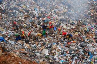 Criança está debaixo de toneladas de lixo (Foto: Simão Nogueira)