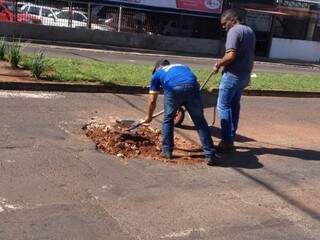Wagner e o amigo assentaram buracos na manhã de hoje (13), na avenida Mascarenhas de Moraes. (Foto: Direto das Ruas)