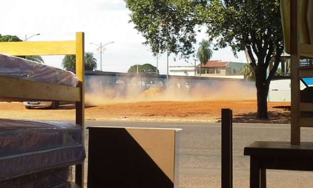 Estacionamento em &aacute;rea de terra faz poeira e atrapalha comerciantes