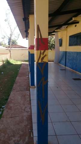 Guarda municipal flagra quatro adolescentes pichando creche municipal