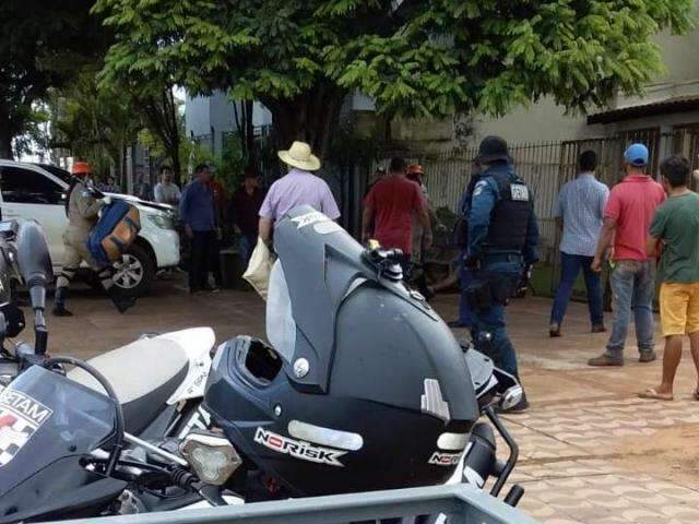 Genro de pecuarista &eacute; ferido a tiros no meio da rua em cidade da fronteira