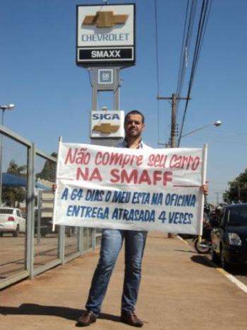 Concession&aacute;ria atrasa em 64 dias entrega de carro e homem protesta com faixa 