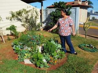 Professora abre a casa para ensinar horta às crianças como diversão nas férias