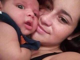 Ana Laís e o filho. Dinheiro era para cirurgia de hérnia do menininho de 2 meses. (Foto: Arquivo Pessoal)