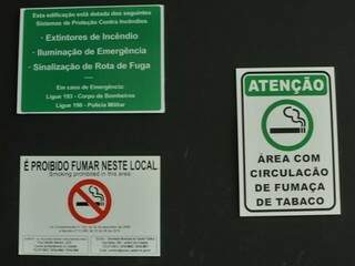 Placas sobre uso de fumo na entrada de tabacaria recém-inaugurada em Campo Grande. (Foto: Alcides Neto)