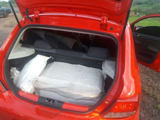Mulher &eacute; presa em flagrante com 119 kg de maconha em carro