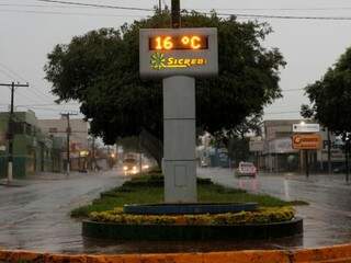 Temperatura caiu de 25 graus de madrugada para 16ºC às 6h30 (Foto: Helio de Freitas)