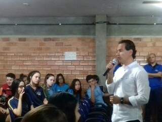 Marquinhos falou sobre a taxa do lixo durante agenda na Escola Danda Nunes (Foto: Mayara Bueno)