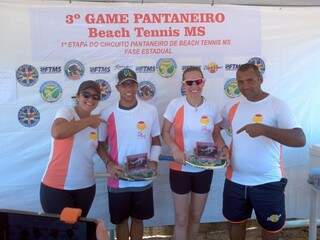 Atletas premiados na edição 2015 do Circuito Pantaneiro de Beach Tennis. (Foto: Divulgação)