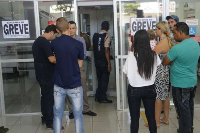 Greve de banc&aacute;rios entra no 2&ordm; dia em 26 ag&ecirc;ncias e chega a mais duas cidades