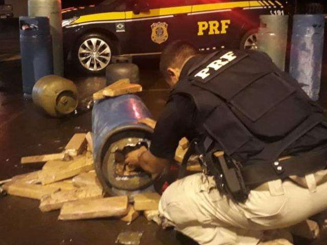 Motorista &eacute; preso com 252 kg de maconha dentro de botij&otilde;es de g&aacute;s