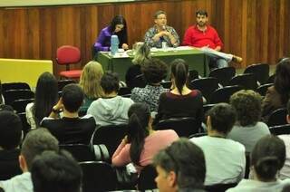 A reitora Liane Calarge reunida com representantes de professores, administrativos e alunos da UFGD (Foto: Eliel Oliveira)