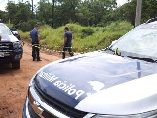 O corpo foi encontrado em uma estrada vicinal no Bairro Jardim Veraneio (Foto: Paulo Francis) 